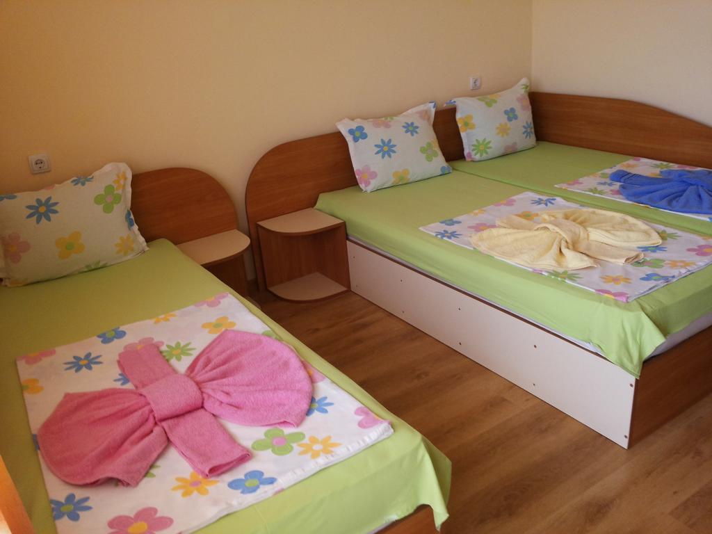 Ivanovi Guest House Приморско Номер фото