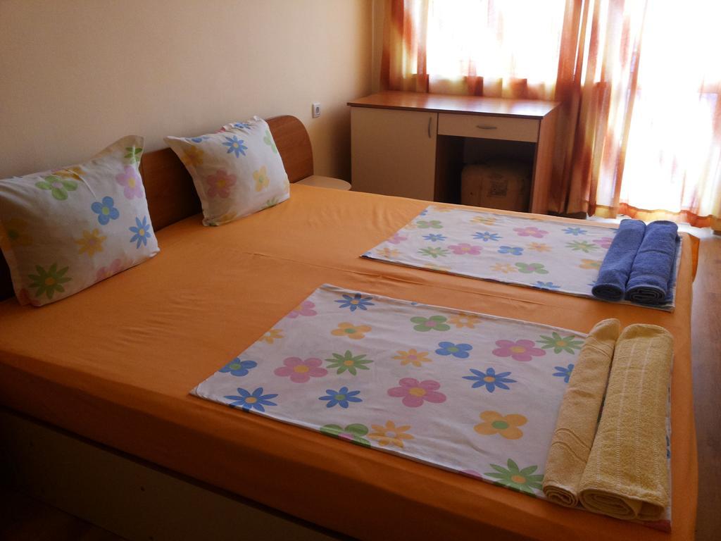Ivanovi Guest House Приморско Номер фото