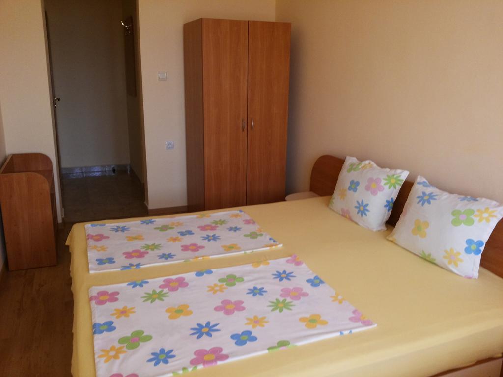 Ivanovi Guest House Приморско Номер фото