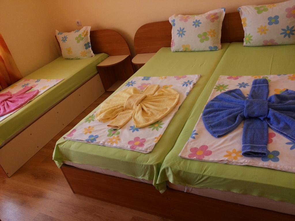 Ivanovi Guest House Приморско Номер фото